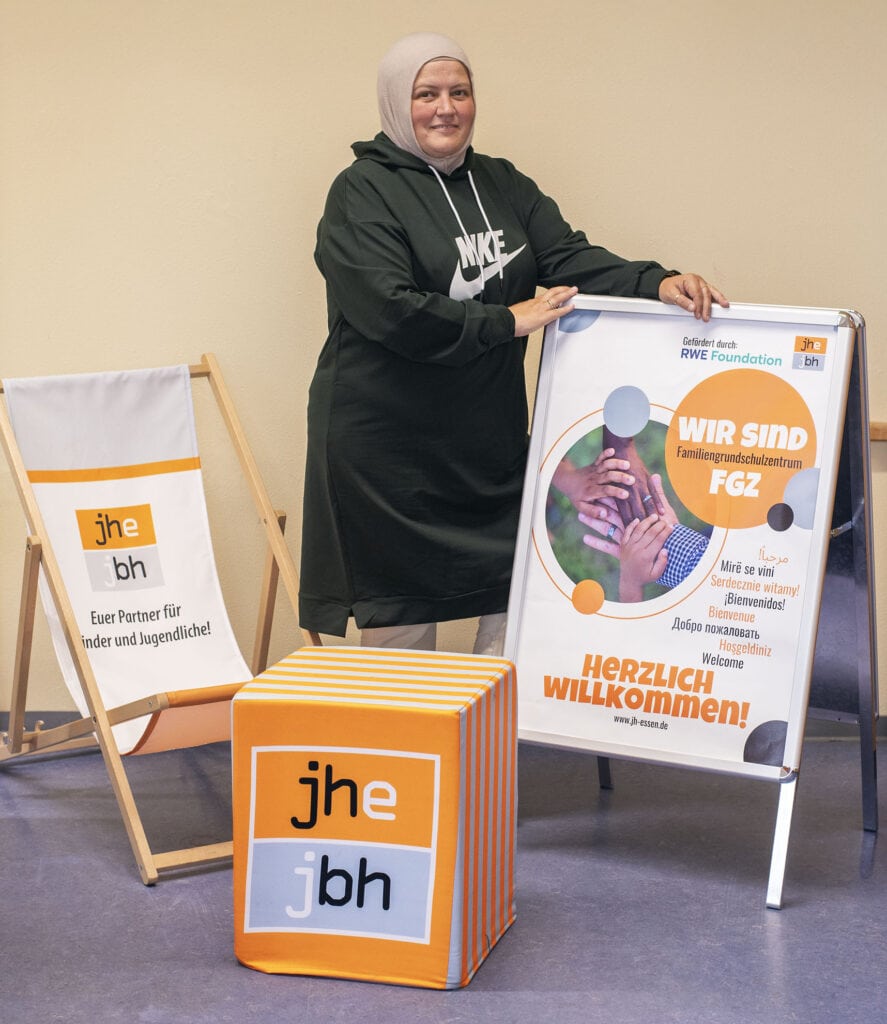 Kalayci FGZ 72VS Emine Kalayci steht vor dem Schild des FGZ